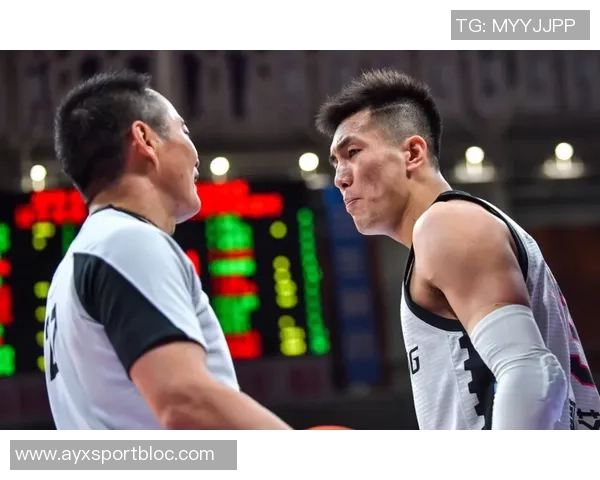 杨鸣工作室力挺遭驱逐的2T：勇于表达与行动的精神值得赞赏