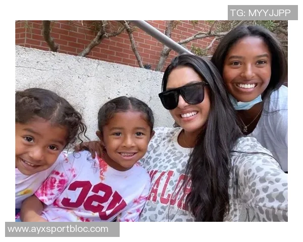 科嫂携大女儿娜塔莉亚共庆约内斯库生日三位美女同台展风采