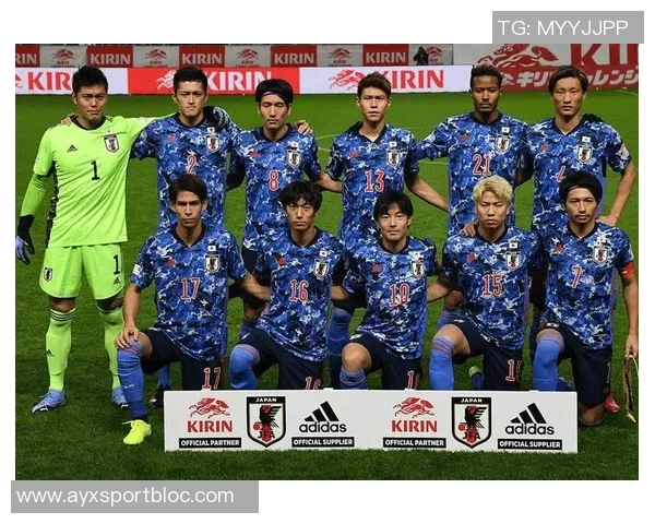 广岛三箭在J联赛杯决赛中以3-1战胜柏太阳神夺得队史第二冠吸引62466人观战